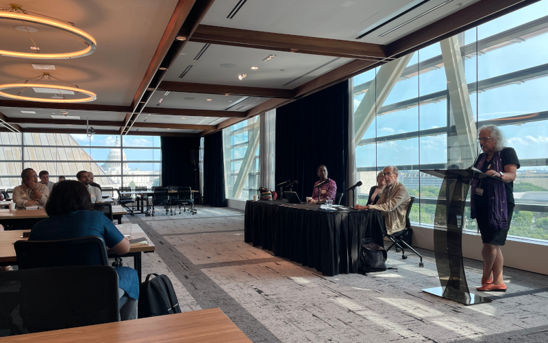 Conference host Beverly Silver adresses the plenary session (IASSC)